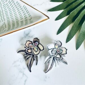 2/$30🌵 Silver Floral Earrings Tropical Iridescent Rhinestones Boho Jewelry NEW